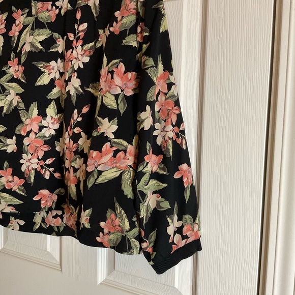 Forever 21 Floral Black Women's Top size small - Picture 4 of 8